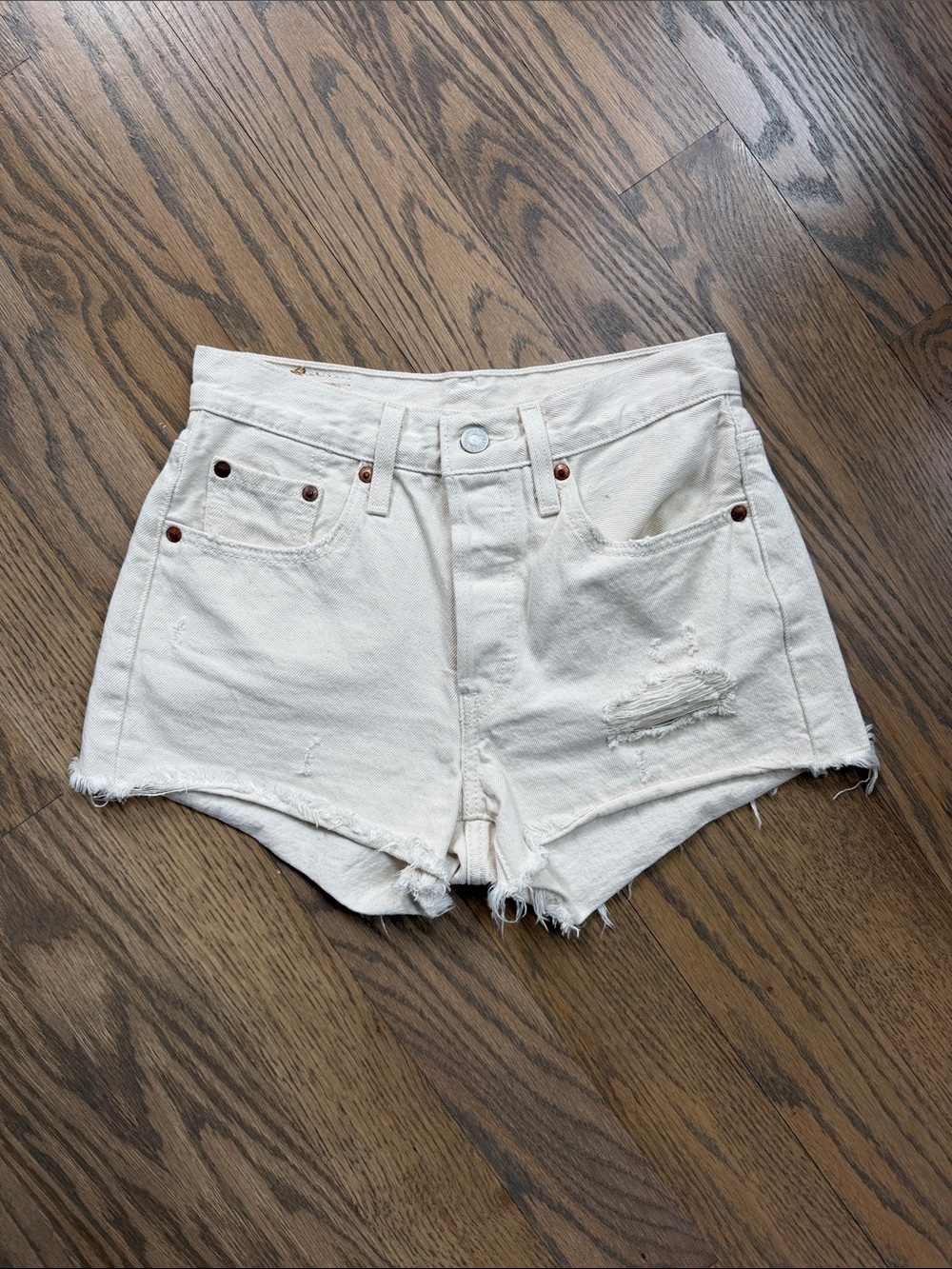 Levi’s Women’s Off-White High-Rise Distressed Denim Shorts- size:24- never worn